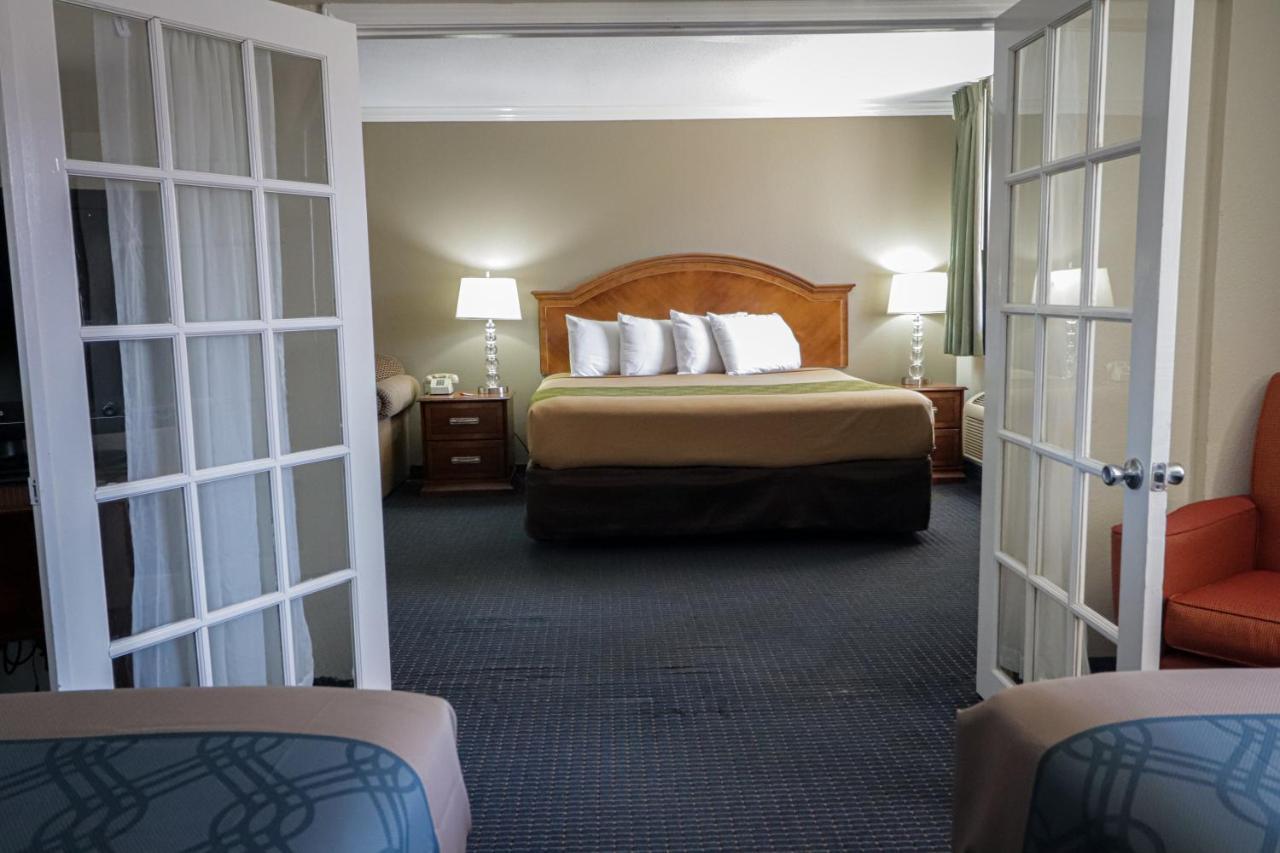 University Inn & Suites Сан Антонио Екстериор снимка