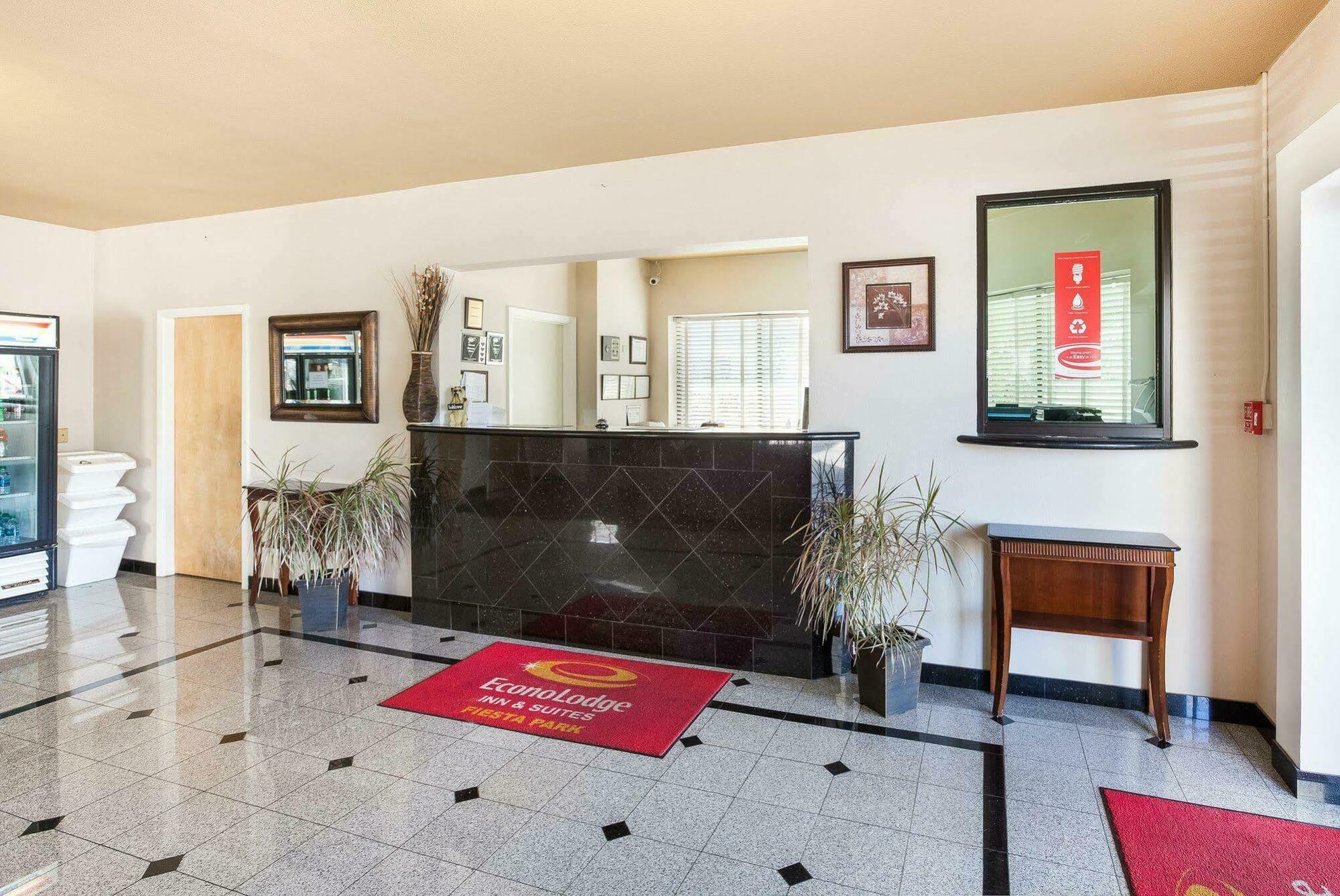 University Inn & Suites Сан Антонио Екстериор снимка