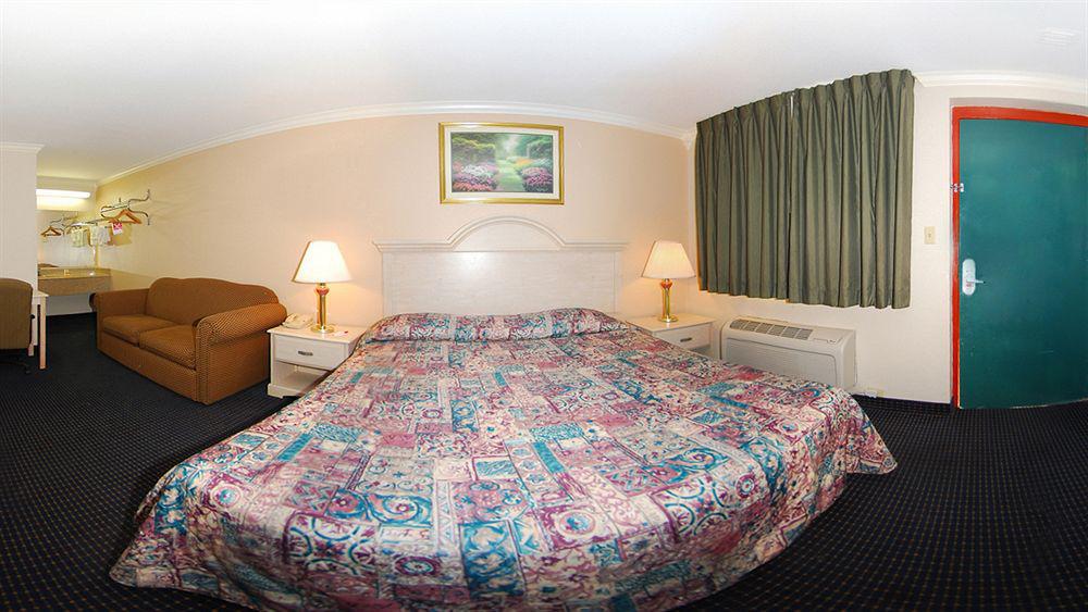 University Inn & Suites Сан Антонио Екстериор снимка