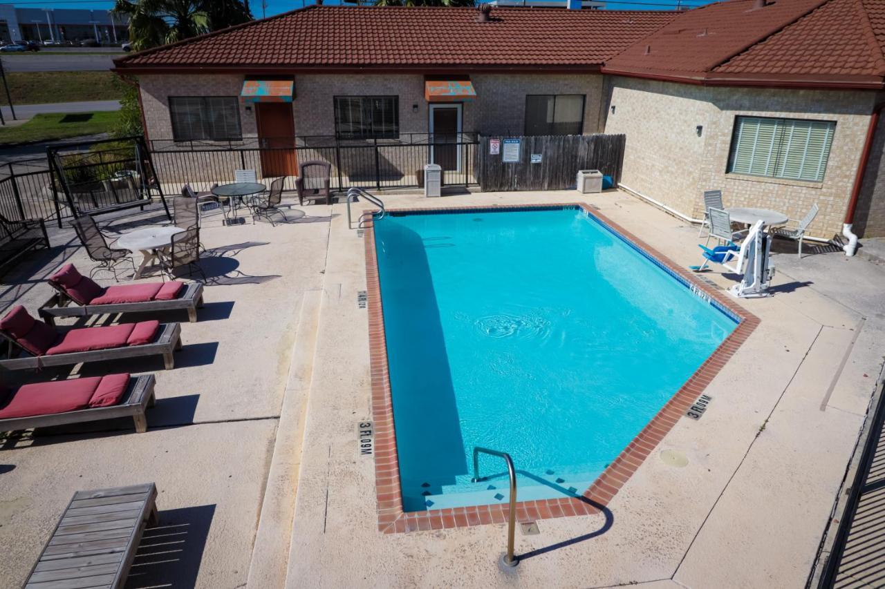 University Inn & Suites Сан Антонио Екстериор снимка